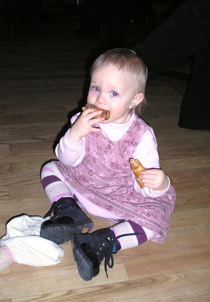 Klein_Kid.JPG - Auch in der Politik fängt man mit kleinen Brötchen an: Farbtupfer am Rande des Empfangs.