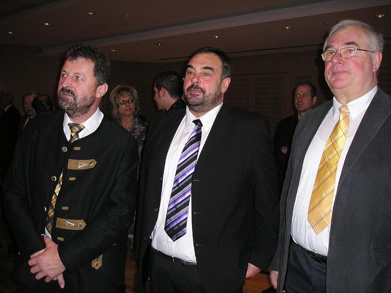 Polit_trio.JPG - Der Doktor steht den Bürgermeistern aus Georgenberg und Waldthurn bei.