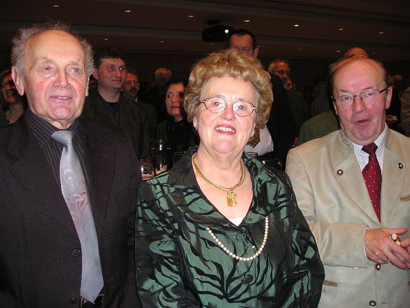 Senioren_Trio.JPG - Verfolgen aufmerksam die Ansprachen: die Waldthurner Seniorenrunde.