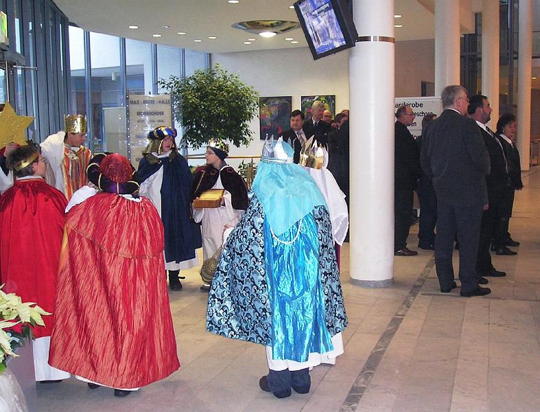 Sternsinger.JPG - Sternsinger erhalten Gedspenden am Eingang der Max-Reger-Halle.