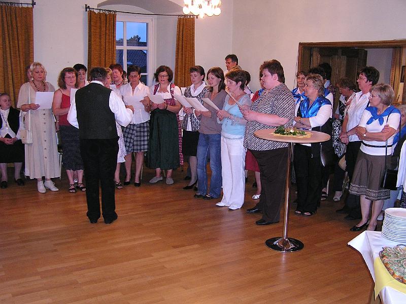 8_Staendchen_Chor.JPG - Der Frauenchor "Vera musica" überraschte mit einem Jubiläums-Ständchen.