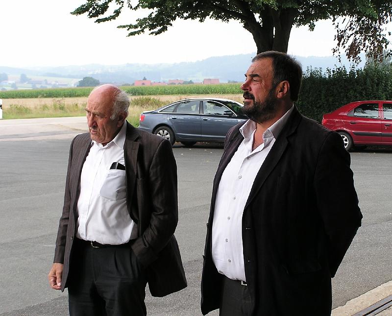 Bgm_LR_Brennerei.JPG - Landrat Willi Neuser und Bürgermeister Josef Beimler hören aufmerksam zu.