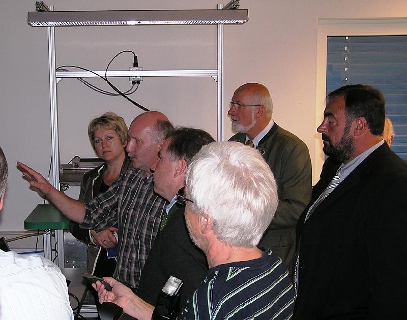 Martin_zeigt.JPG - Firmenchef Martin Bodensteiner findet aufmerksame Zuhörer.