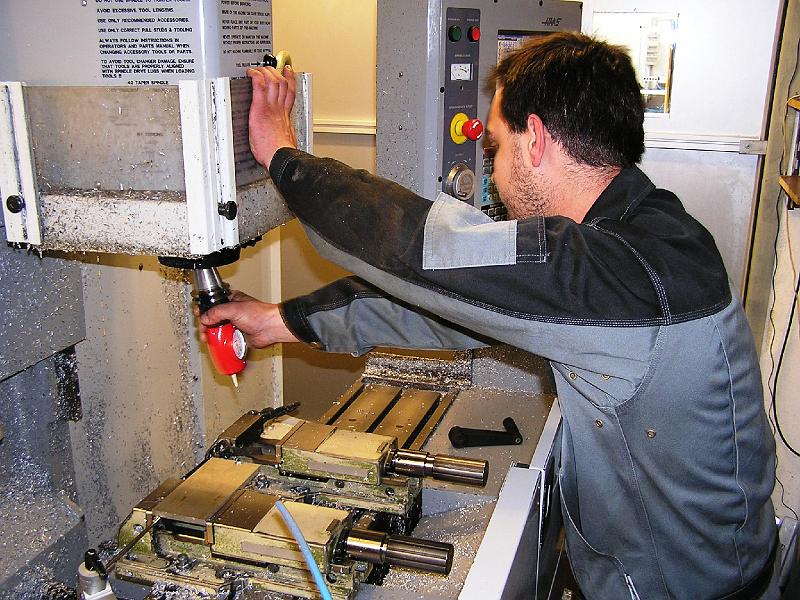 Spezialmaschine.JPG - Motivierte Mitarbeiter und hochwertiges technisches Gerät sorgen für eine hohe Qualität.