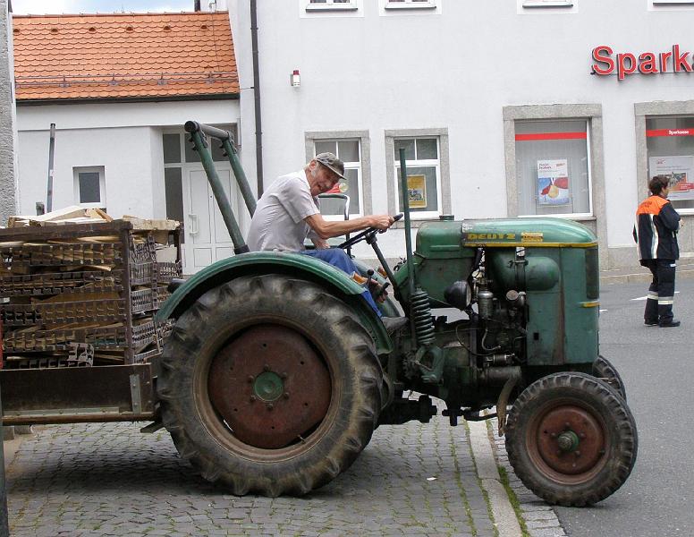Adam.JPG - Adam wartet nicht auf die Oldtimer - er fährt selber einen.