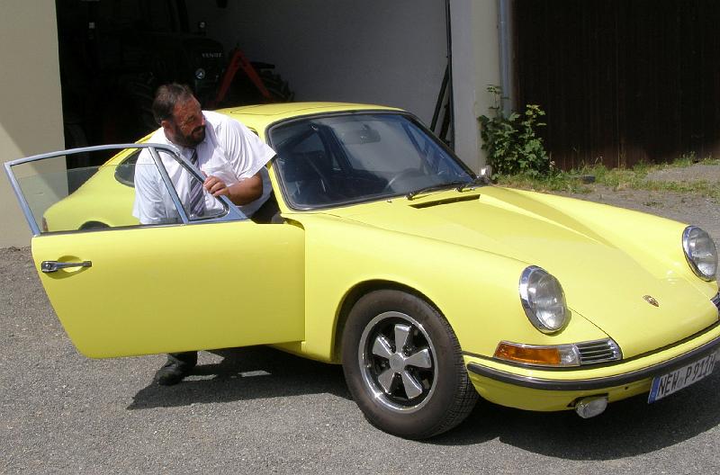 Bgm_steigt_ein.JPG - Der Waldthurner Bürgermeister versucht in einen alten Porsche 911 zu kommen.