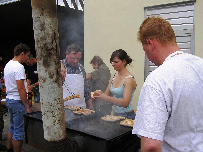 Bratwurst.JPG - Das Grill-Team der Feuerwehr Spielberg hatte an der Verpflegungsstation in Woppenrieth gut zu tun.