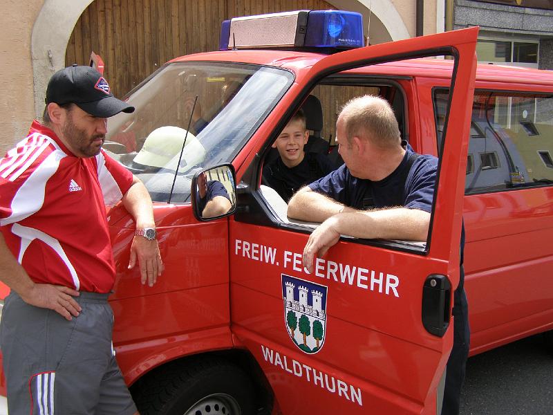 FFW_wartet.JPG - Die Feuerwehren aus Waldthurn warten auf Teilnehmer der Sascha-Kolowrat-Fahrt.