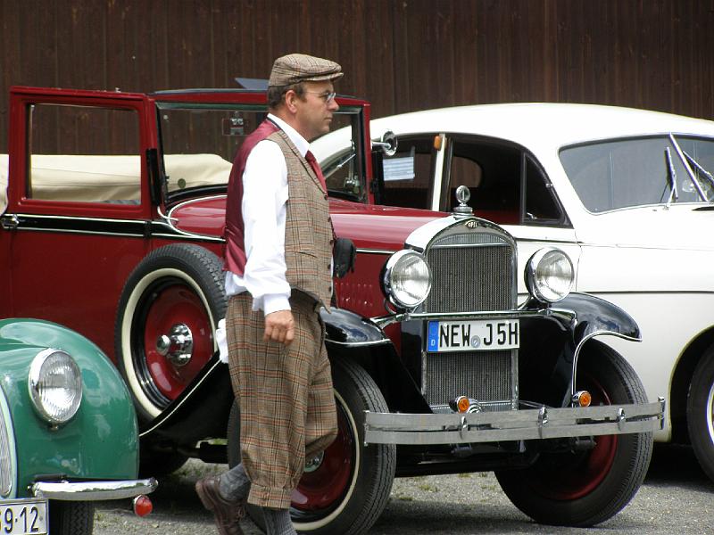 Herrenstil.JPG - Passend zum Oldtimer das Outfit: Raylle-Fahrer mit Stil.
