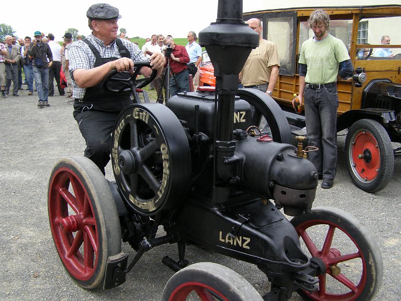 Lanz_faehrt.JPG - Stolzer Museumsbesitzer führt sein Schmuckstück vor.
