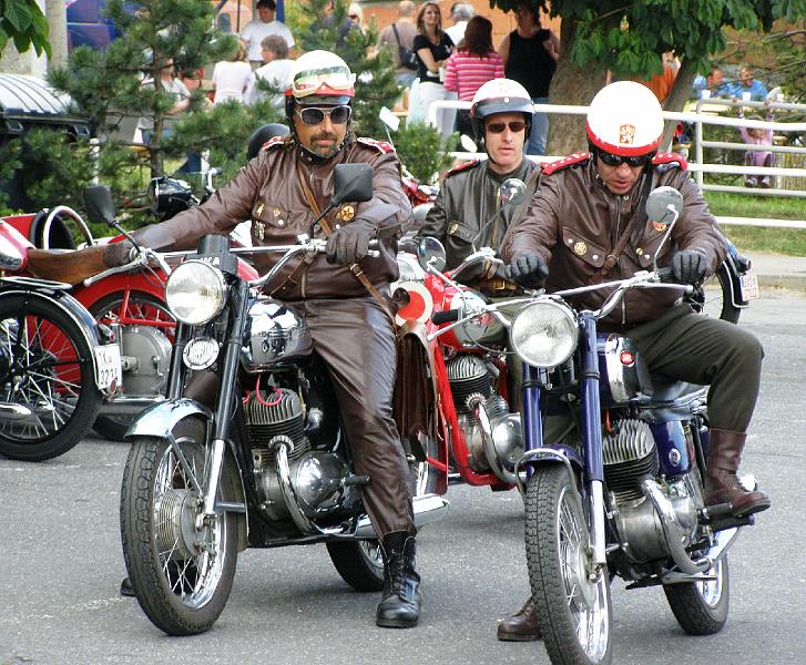 Motorrad_Trio.JPG - Unsere Ordnungshüter auf ihren alten Maschinen in Primda.