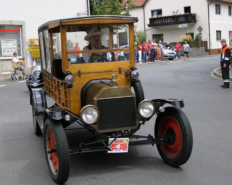 Thin_Lizzy.JPG - Ein legendäres Ford-T-Modell mit Holzkarosserie kurvt um die Waldthurner Kirche.