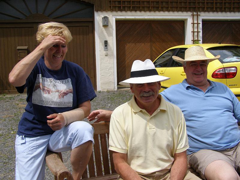 Trio_Zuschauer.JPG - Drei auf einer Bank: Oldtimer-Fans aus Woppenrieth freuen sich über den Autokorso.