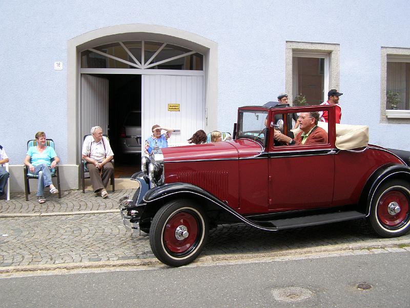 Werner_start.JPG - Lokalmatador Arnold Werner erreicht als Erster den Kontrollpunkt in Waldthurn.