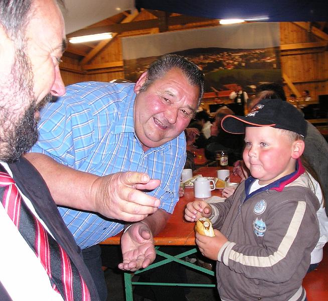 Appetit_Trachten.JPG - Wenn der Opa mit dem Enkel auf ein Fest geht, kriegt man an gescheiten Hunger.