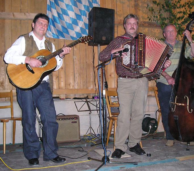 Augustin.JPG - Andreas Augustin spielt virtuos die Knopfharmonie.