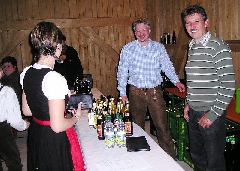 Ausschank.JPG - Sie bekämpften den Durst: Michael und Werner am Ausschank.
