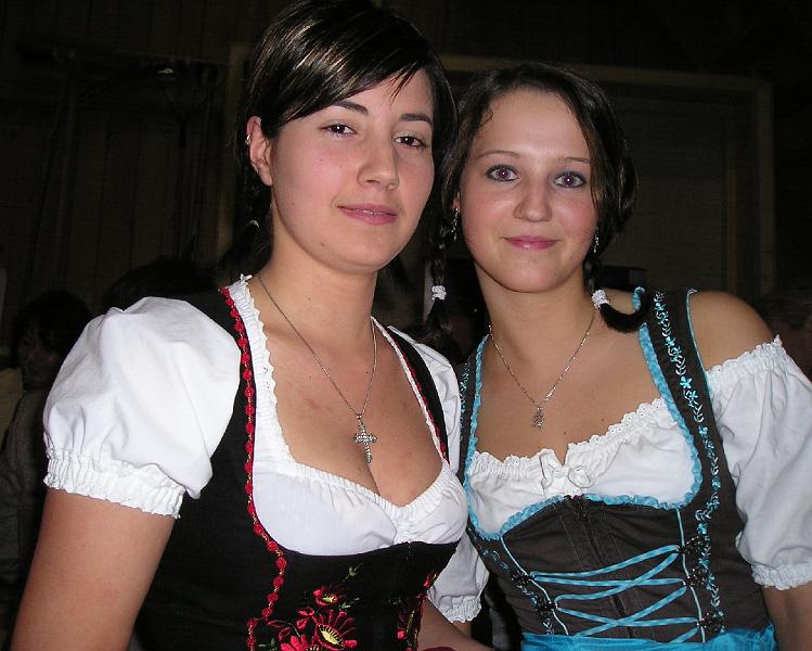 Dirndl.JPG - Fesche Moidla kümmerten sich fleißig um die Gäste.