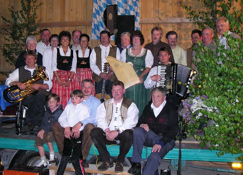 Musiker_alle.JPG - Alle Musiker der Lennesriether Sitzweil 2008 stehen auf der Bühne.