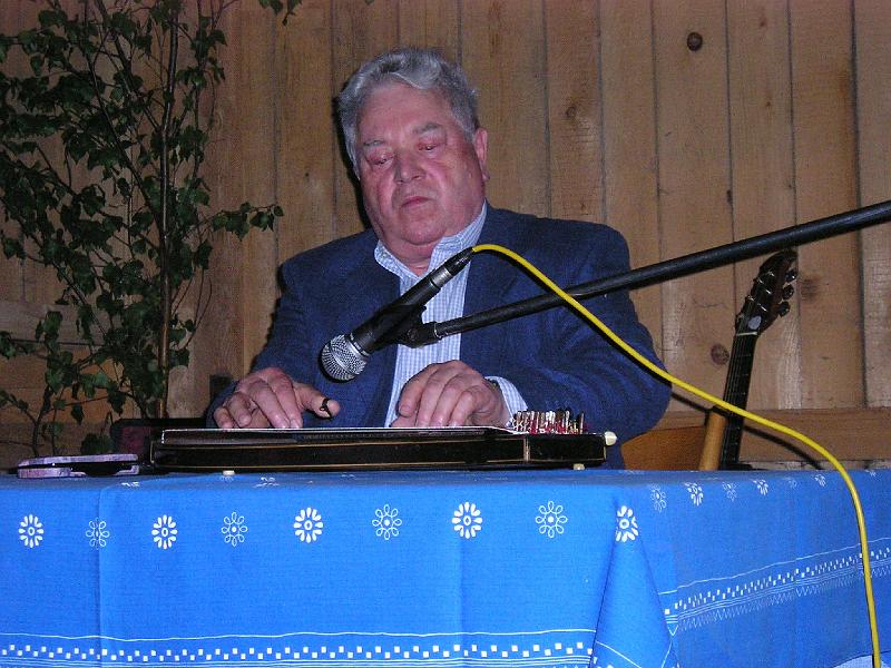 Peugler.JPG - Horst Peugler ist mit seiner Zither auf Draht.