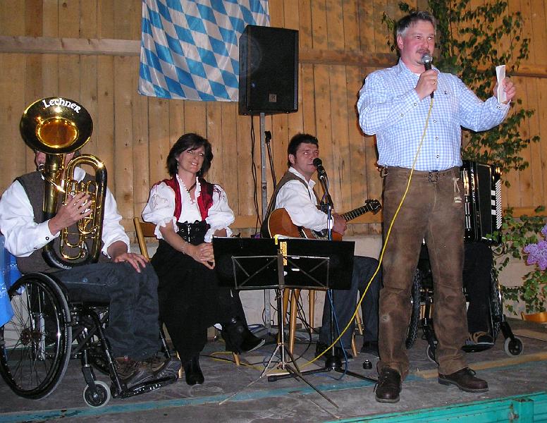 Steiner_begruesst.JPG - Dorfsprecher Michael Steiner begrüßt die vielen Gäste zur Lennesriether Sitzweil.