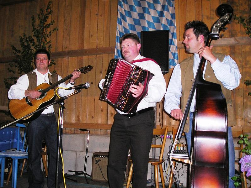 Trio_Hape.JPG - Der Moderator Hans-Peter greift selbst in die Tasten, begleitet von Klaus (links) und Heiko.