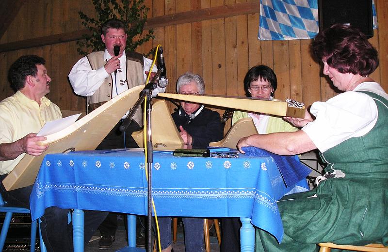 Veeh.JPG - Moderator Hans-Peter Reil stellt die Veehharfengruppe aus Bechtsrieth-Letzau vor.