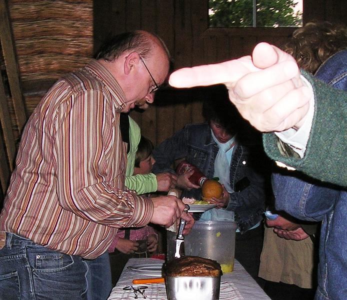 Vogel.JPG - Bei diesem Finger hat Herbert keine Chance: der Leberkas ist gleich fertig.