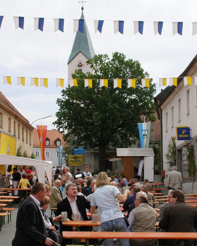 CS_07.JPG - Frühschoppen beim Bürgerfest - Ratschen und Karten spielen war hier Trumpf.