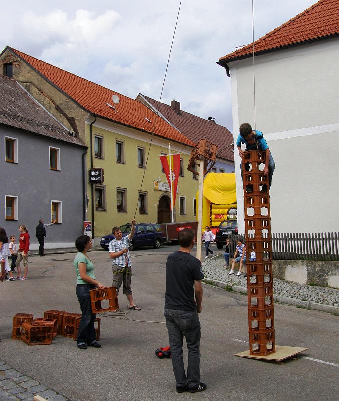CS_08.JPG - Akrobatik und Körperbeherrschung war beim Stapeln von Getränkekisten gefragt.