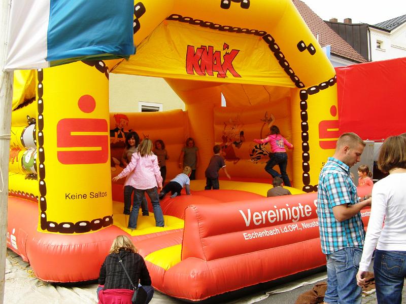 CS_11.JPG - Immer wieder ein Anziehungspunkt: die Kinderhüpfburg.