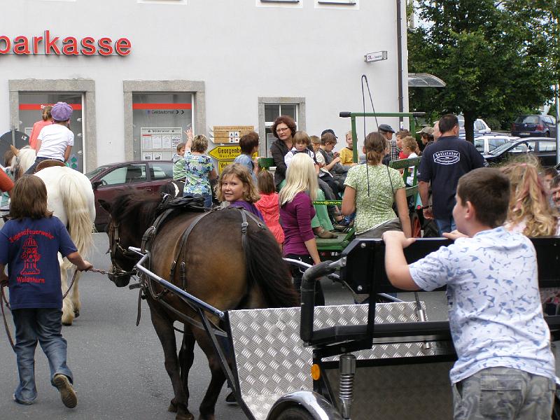 CS_35.JPG - Ponyreiten und Pferdekutsche fahren waren heiß begehrt.