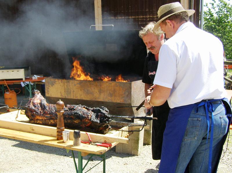 Country_05.JPG - Das am Grill zubereitet Schwein wird fachmännisch zerlegt.