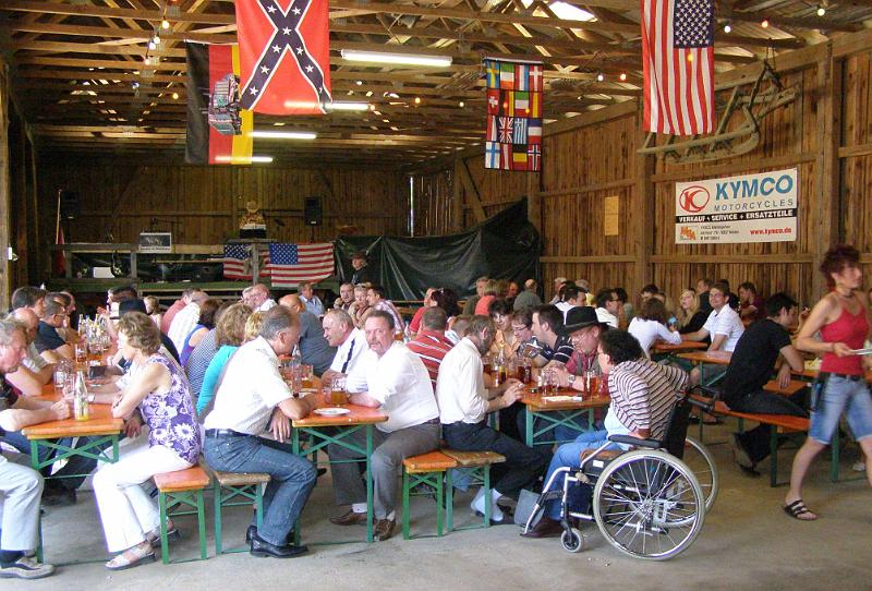 Country_08.JPG - Der Gursn-Stodl und der Vorplatz waren am Nachmittag immer gut gefüllt.