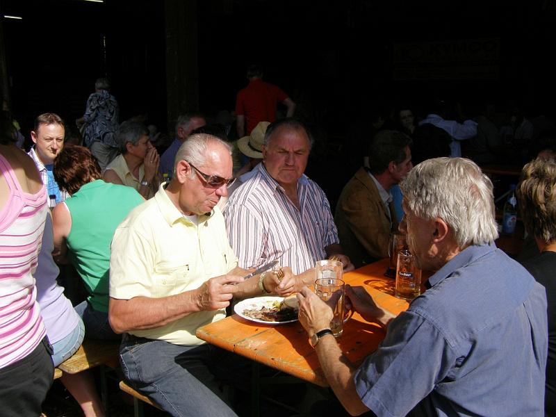 Country_15.JPG - Schwein vom Grill macht Appetit - man sieht es.