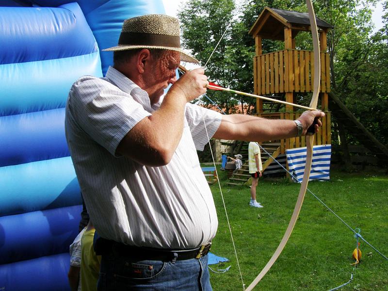 Country_18.JPG - Der Waldthurner CSU-Chef Hubert Stahl nimmt Maß und....