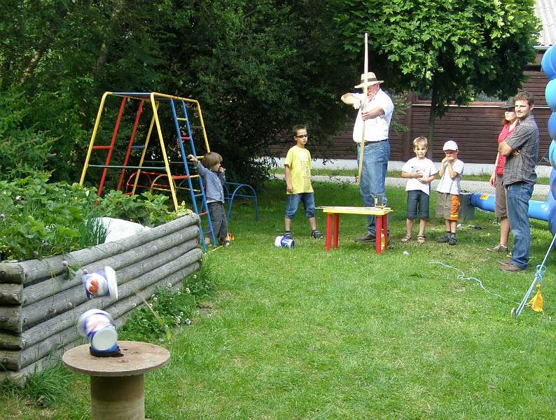Country_19.JPG - ....trifft die Becher pfeilsicher.