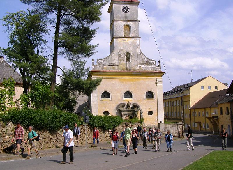 Abmarsch_Host.JPG - Die Wandergruppe verlässt Hostau, die Partnerstadt von Waldthurn.