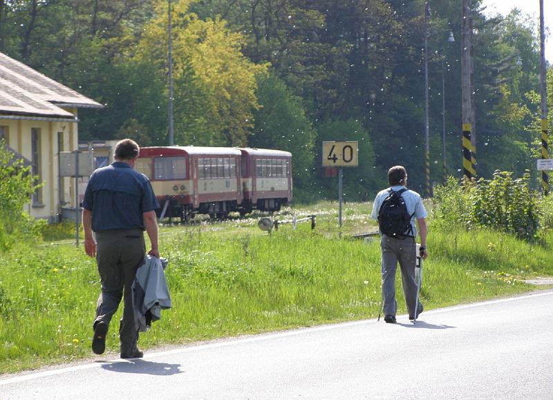 Bahnhof.JPG - Am Bahnhof von Bělá nad Radbuzou zieht Marktrat Uli Völkl vorne weg.