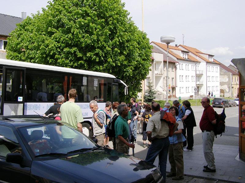 Eintreffen_Host.JPG - Die Wandergruppe trifft in Hostau ein.