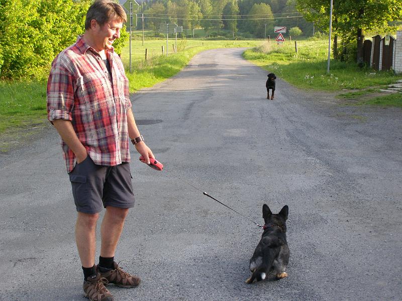 Hunde.JPG - Bei der Europawanderung fanden deutsch-tschechische Kontakte nicht nur zwischen Menschen statt.