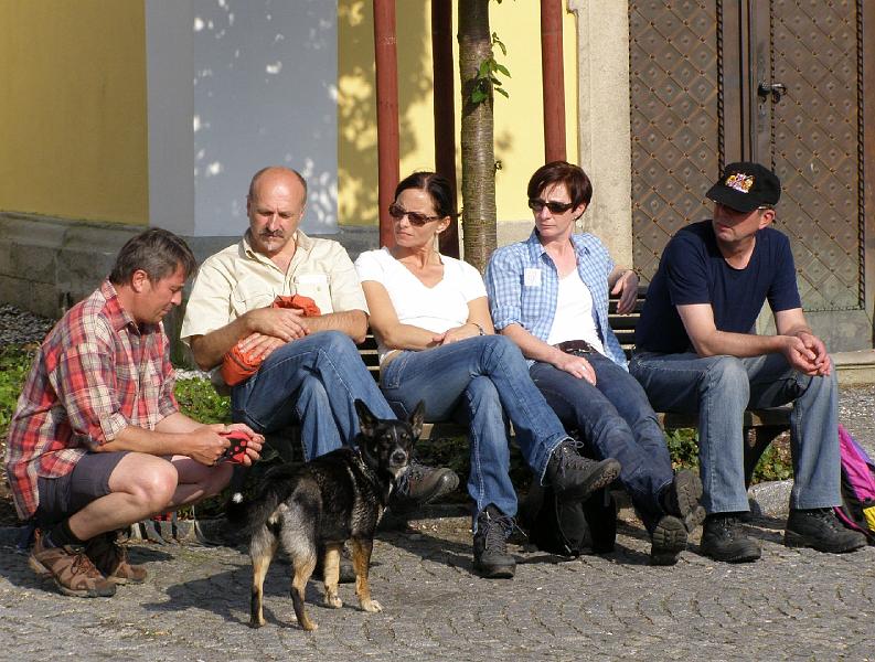 Rast_Bank.JPG - Kurze Rastpause am Kirchplatz in Bělá nad Radbuzou.