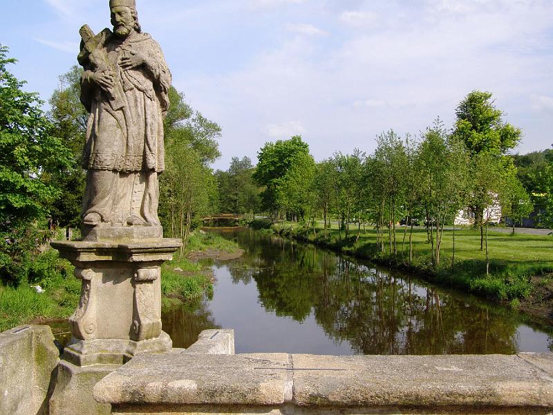 Statue_Bruecke.JPG - Eine Heiligenfigur (den Landesheiligen Johannes Nepomucký darstellend) auf der alten Brücke in Bělá.