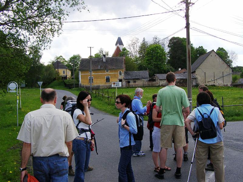 Ujezd.JPG - Ab dem Dorf Újezd Svatého Kříže (Heiligenkreuz bei Weißensulz) benützt ein Teil der Wandergruppe die geteerte Bezirksstraße nach Bělá am Fluß Radbuzou entlang.