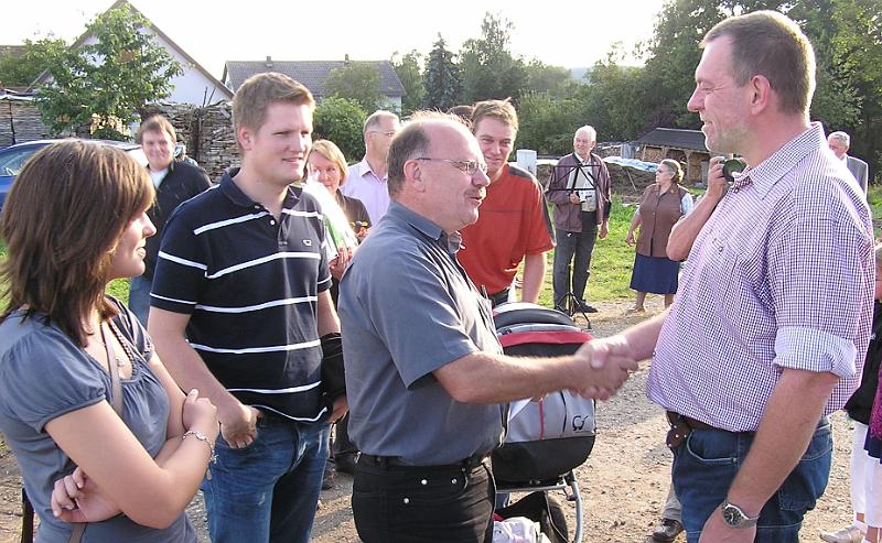 Gr_09.jpg - Der neue Chef des Albersriether Dorfrats wünscht seinem Vorgänger alles Gute.