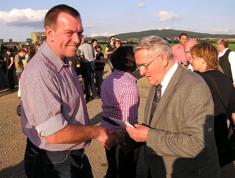 Gr_10.jpg - Der ehemalige Waldthurner Pfarrer Andreas Renner erweist dem Neu-Fünfziger die Ehre.