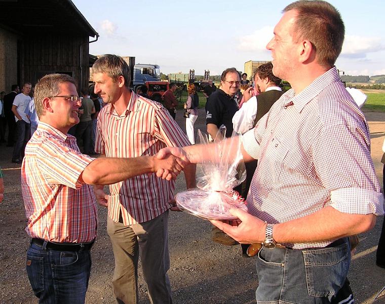 Gr_17.jpg - Der Fußballsportverein aus Waldthurn mit Rainer Stark (links) und Josef Gollwitzer kam mit Geschenk und kräftigen Händedruck.
