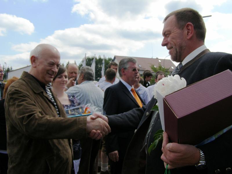 CSU_grat.JPG - Für die CSU Waldthurn überbringt Vorsitzender Hubert Stahl die Glückwünsche.