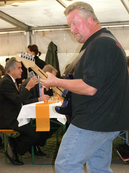 Gitarrist.JPG - Nach dem offiziellen Teil kam die Zeit für Musik.