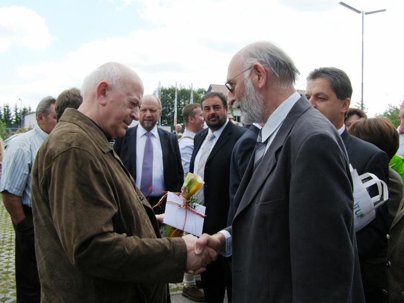 Helm_grat.JPG - Helmut Gollwitzer, Schriftführer der Waldthurner CSU, gratuliert ebenfalls.